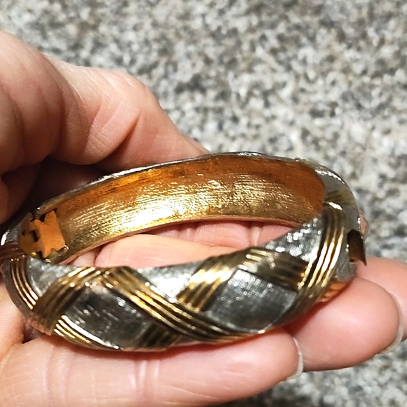 VINTAGE 90s MATTE SILVER-TONE GOLD-TONE CRISS CROSS DESIGN CLAMPER 7" BRACELET - Picture 4 of 11